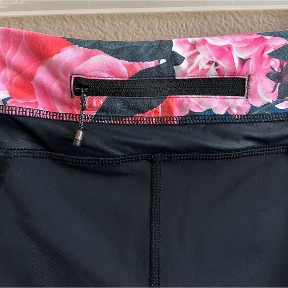 lululemon athletica Capris Leggings Black with Pink Floral Waistband - Picture 7 of 8